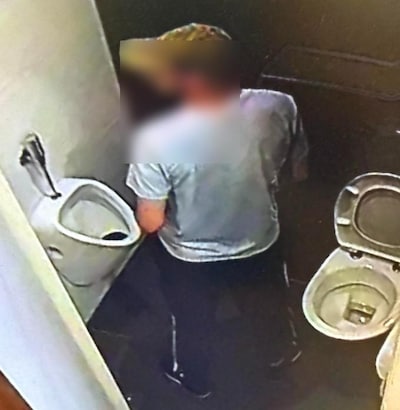 Bezoeker van tankstation in Almelo opent gulp tussen wc en urinoir en piest alles onder