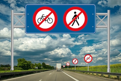 Bizar tafereel in Nieuwegein: vrouw fietst tussen de auto’s richting snelweg A12