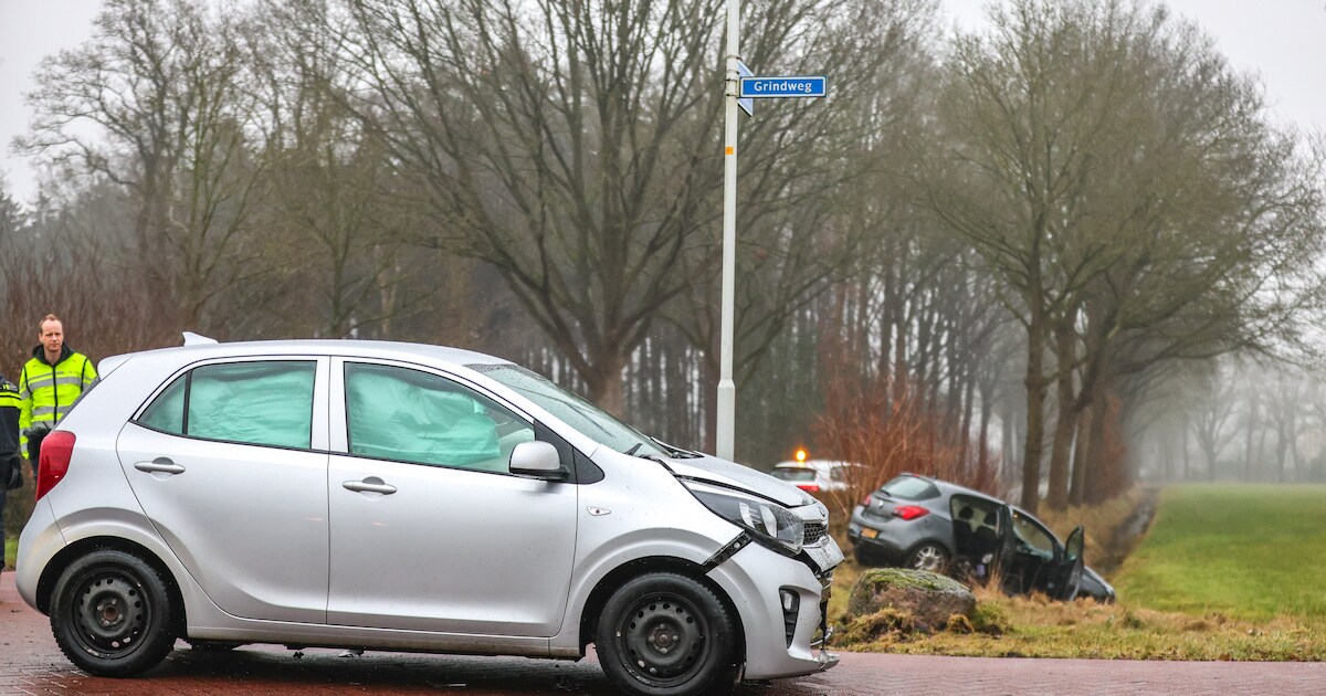 Auto belandt in greppel na botsing op de Prikkedam in Makkinga