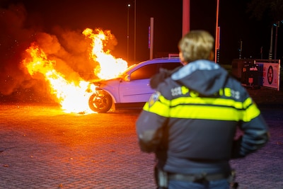 SUV vliegt in brand bij tankstation in Oss, auto stond er al weken