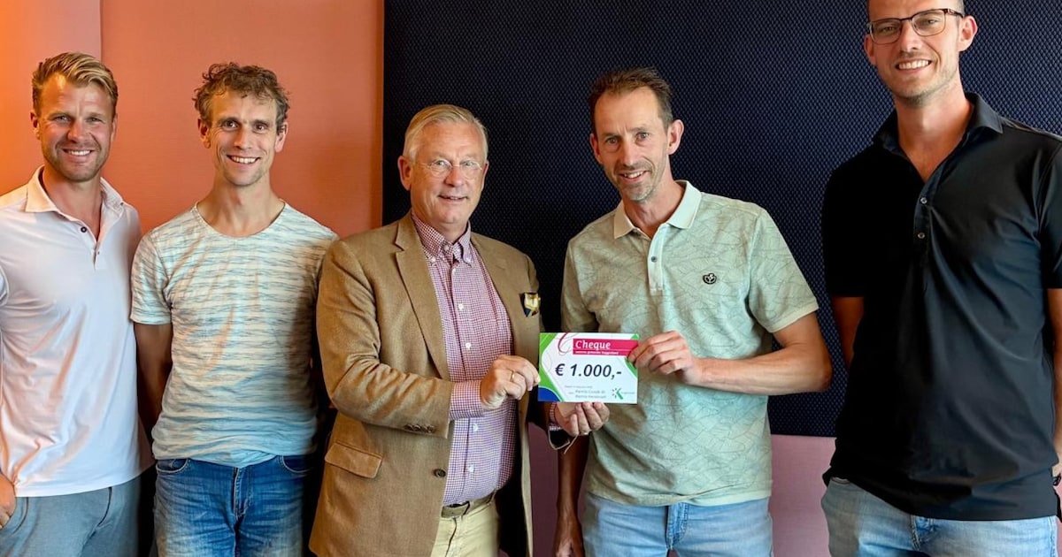 Kermiscomité Hensbroek krijgt jubileumcheque van 1000 euro voor 100-jarig bestaan