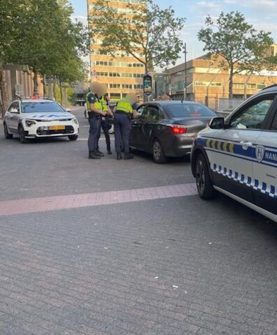 Melding over blowende bestuurder leidt tot stop door handhaving, politie neemt zaak over
