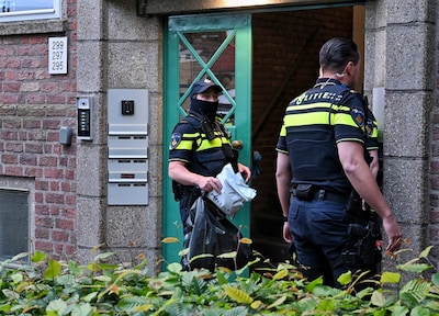 Politie houdt na inval in Tilburgse woning twee mannen aan en vindt vaten met mogelijk amfetamine