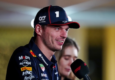 Max Verstappen grijnst als hij hoort dat McLaren niets gaat veranderen: ‘Perfect, er is geen beter besluit’