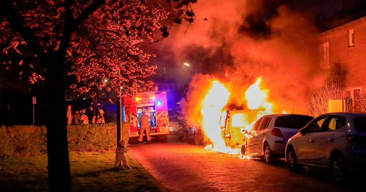 Auto’s branden volledig uit in vroege ochtend in Soesterkwartier