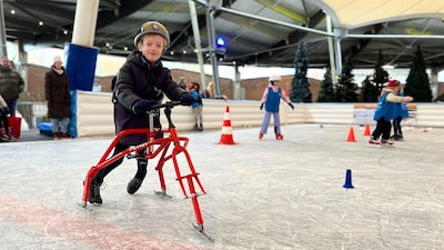Kinderen met fysieke beperking kunnen nu ook schaatsles volgen bij De Scheg