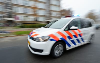 Stalen pijp valt van aanhanger: politieauto maakt noodstop