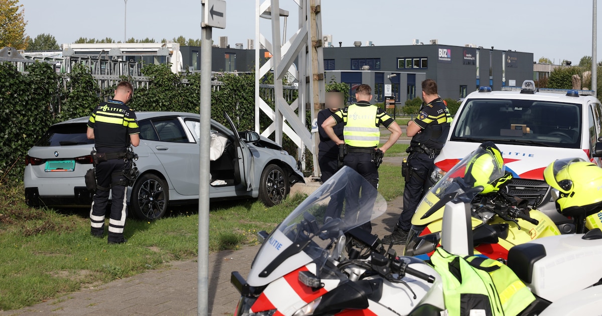 Auto raakt van de weg en botst tegen reclamebord in Groningen