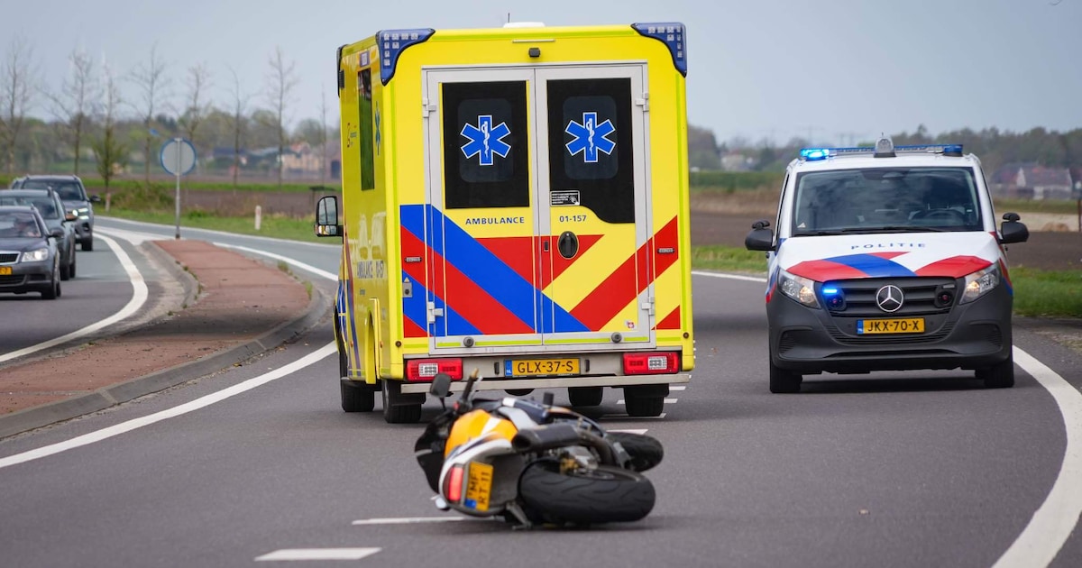 Motorrijder gewond na botsing met vrachtwagen op N366 bij Alteveer