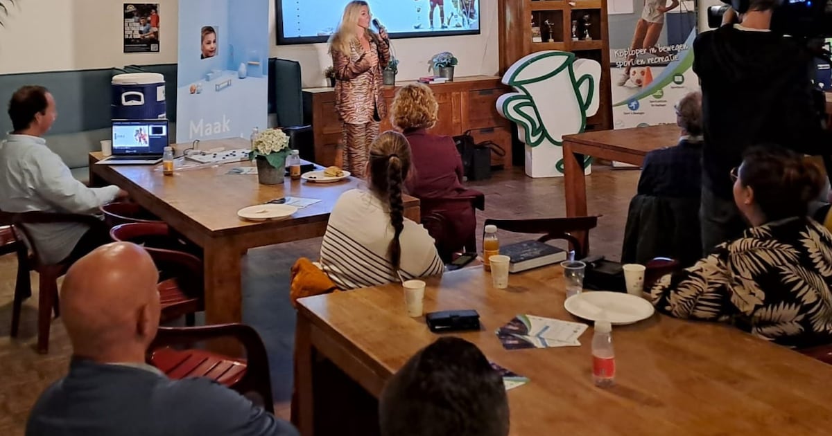 Oud-profvoetbalster Anouk Hoogendijk inspireert Lelystadse sportbestuurders