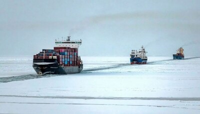 Door andere route te varen zijn Chinese schepen sneller in Rotterdam, maar er is kritiek op dat plan