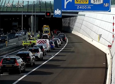 File op A16 richting Rotterdam door ongeval bij Rottemerentunnel