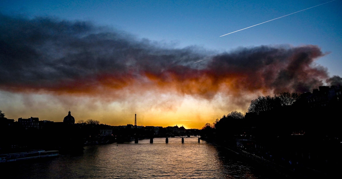 Dikke rookpluimen boven Parijs door enorme brand in recyclingfabriek ...