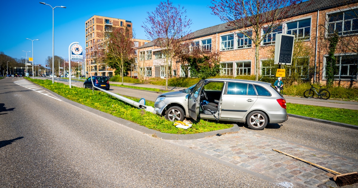 Auto rijdt lantaarnpaal uit de grond in Alphen aan den Rijn