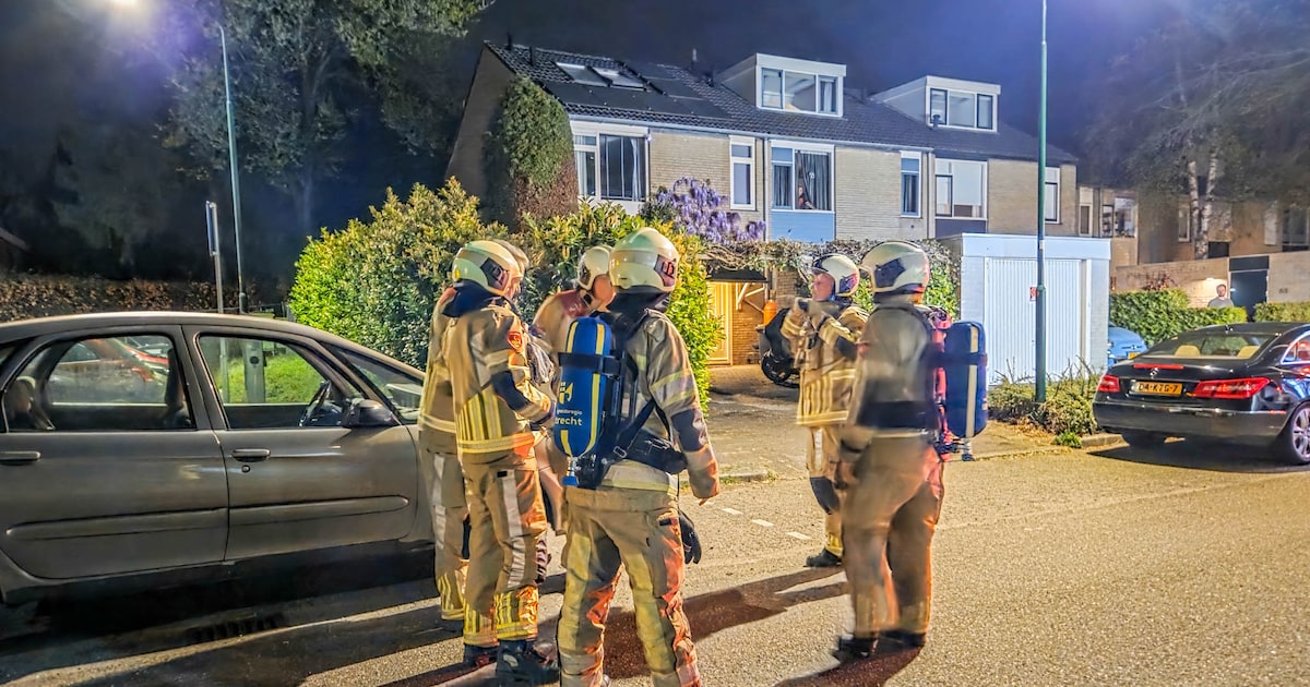 Geparkeerde bestelauto vliegt in brand na harde knal in Soesterberg