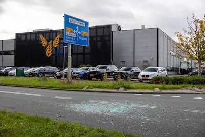 Weg bezaaid met glas na kop-staartbotsing in Veenendaal