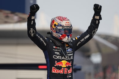 Max Verstappen pakt zijn eerste zege van het jaar! Nederlander maakt indruk op chaotische regendag