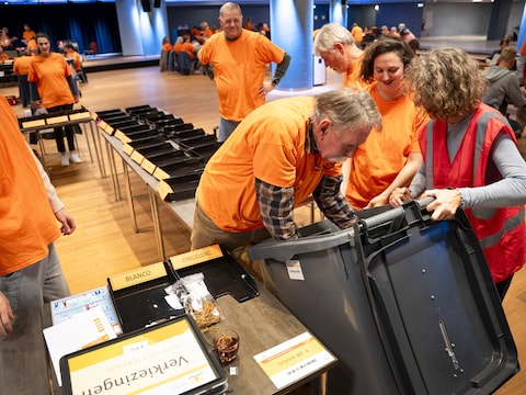 Stembureauleden tellen in het World Forum de briefstemmen van kiesgerechtigden uit het buitenland.