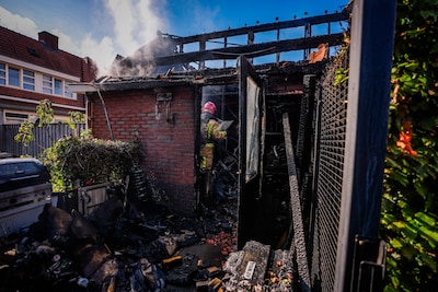 Schuur in tuin in Eindhoven brandt volledig uit na korte, felle brand