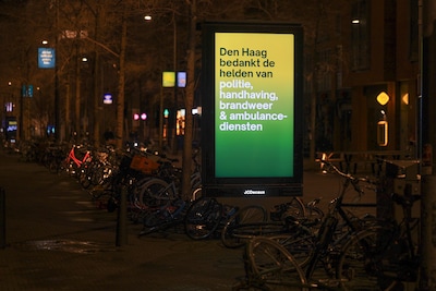 Na chaotische jaarwisseling worden hulpdiensten bedankt via groen-gele reclameborden