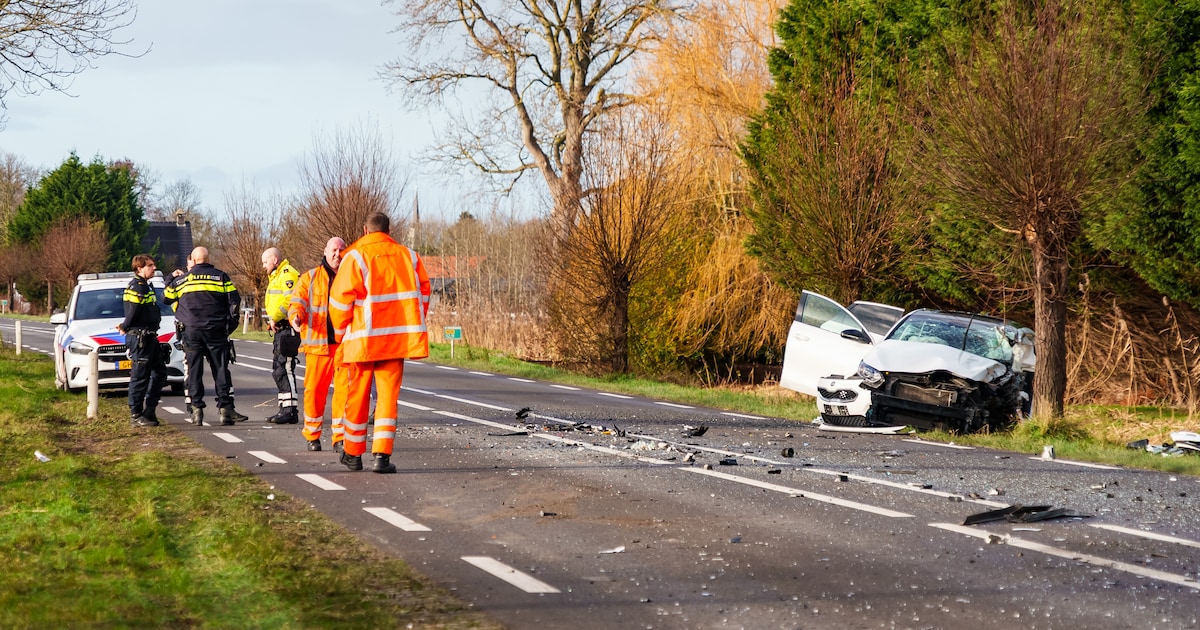 Auto botst tegen lijnbus op Groene Kruisweg in Brielle, bestuurder gewond naar ziekenhuis