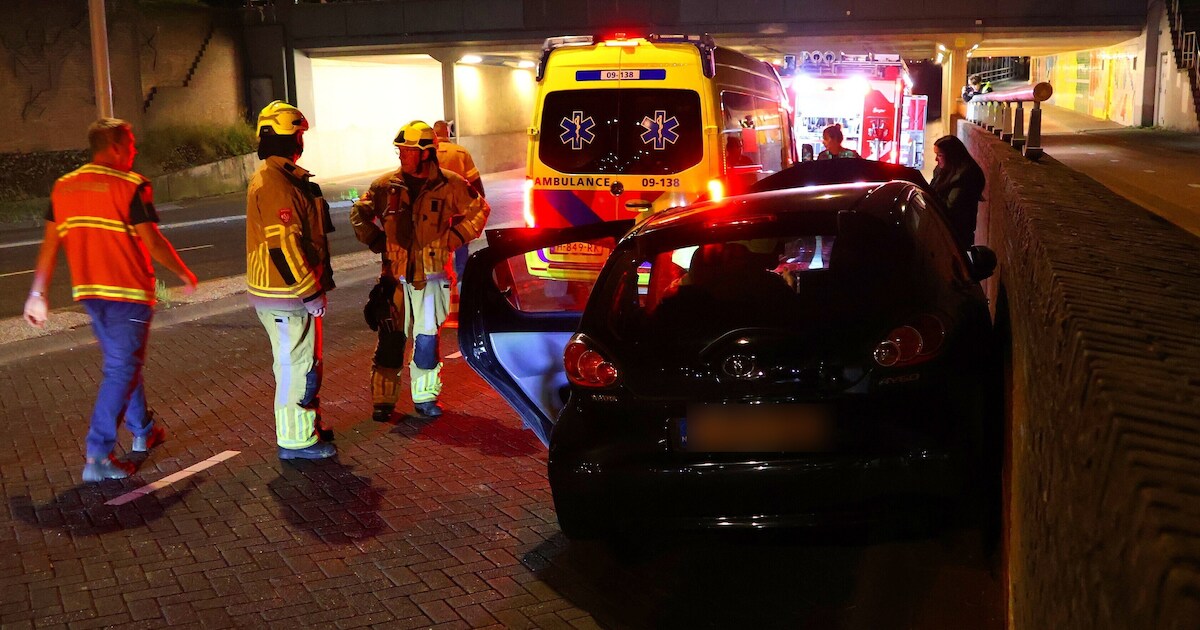 Automobiliste vliegt uit de bocht en botst tegen muur in Amersfoort