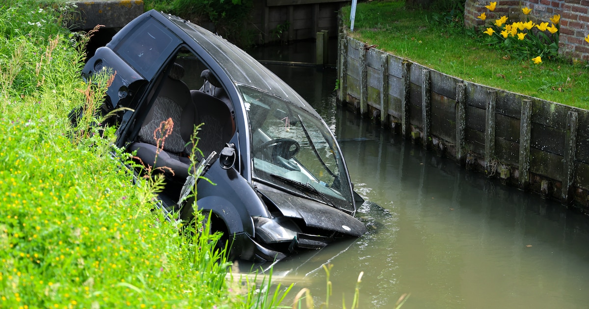 Brommobiel zinkt sloot in na botsing met auto in Maasdijk