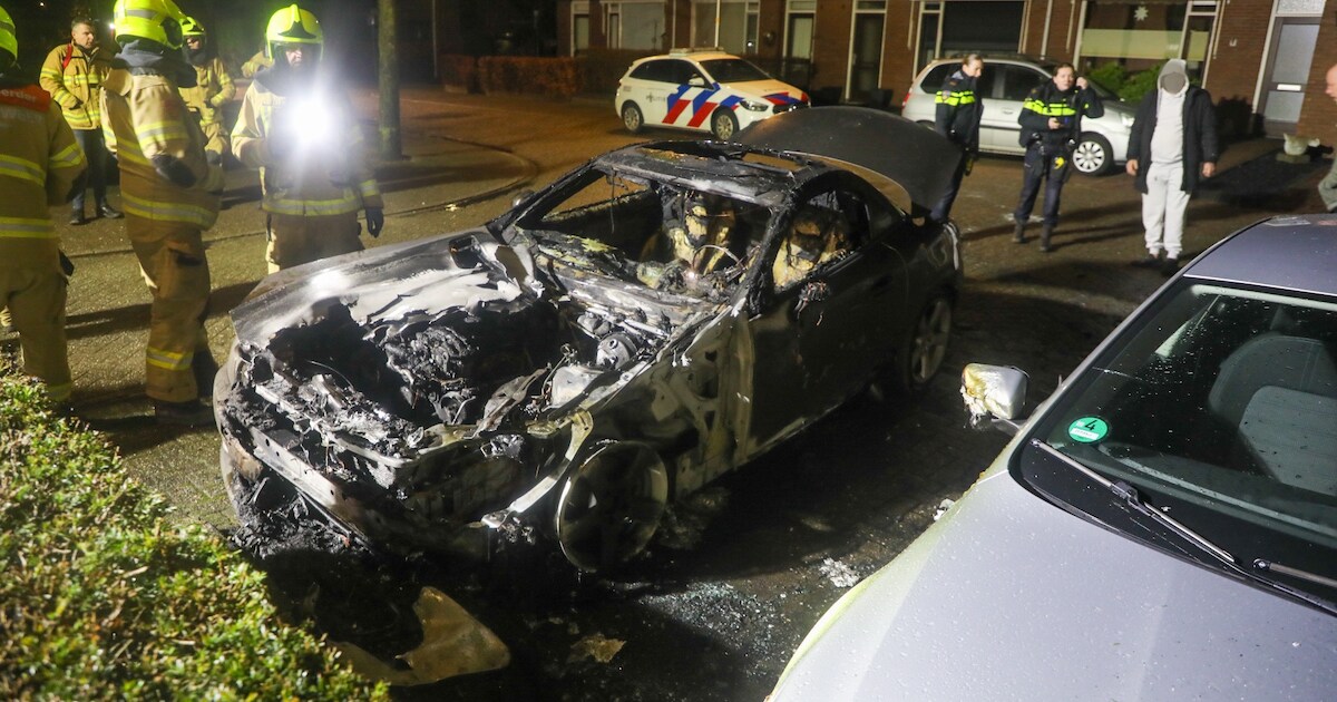 Geparkeerde auto gaat in vlammen op aan De Ring in Wekerom