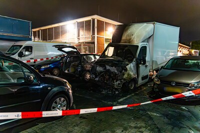 Meerdere auto’s zwaar beschadigd bij voertuigbrand op Waalhaven Noordzijde in Rotterdam