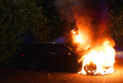 Auto vliegt in brand op carpoolplaats in Rosmalen, brandstichting niet uitgesloten