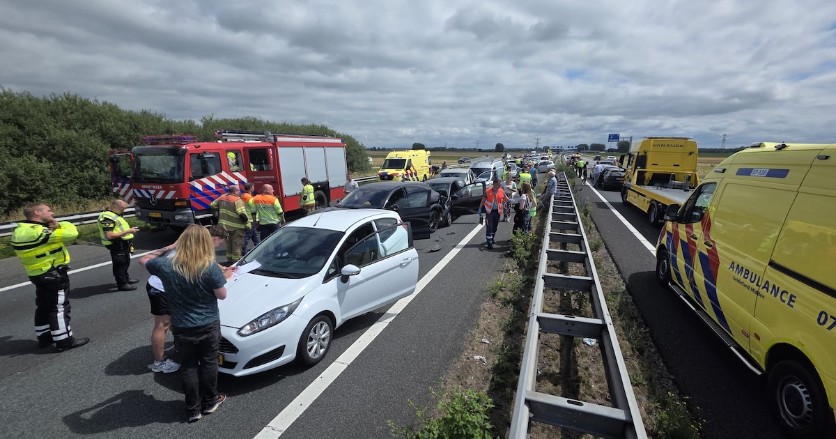 ‘Opeenstapeling van problemen’ bij vroege vrijdagspits, kettingbotsing met zeker 9 auto’s op A12.