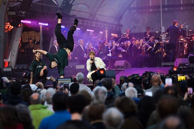 Mega-orkest met PhilZuid stunt op Stadhuisplein tijdens De Opening
