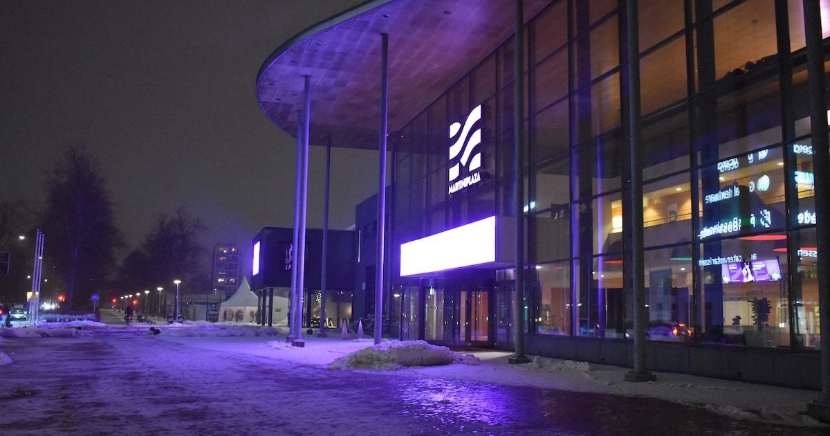 Martiniplaza in Groningen ontruimd door sneeuw op het dak, paardenwedstrijden afgelast