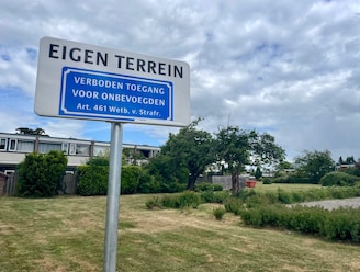 Nijmeegs grasveld staat ineens vol met ‘eigen terrein’-bordjes: ‘Als je het bos uitloopt, staat er zo’n ding voor je neus’