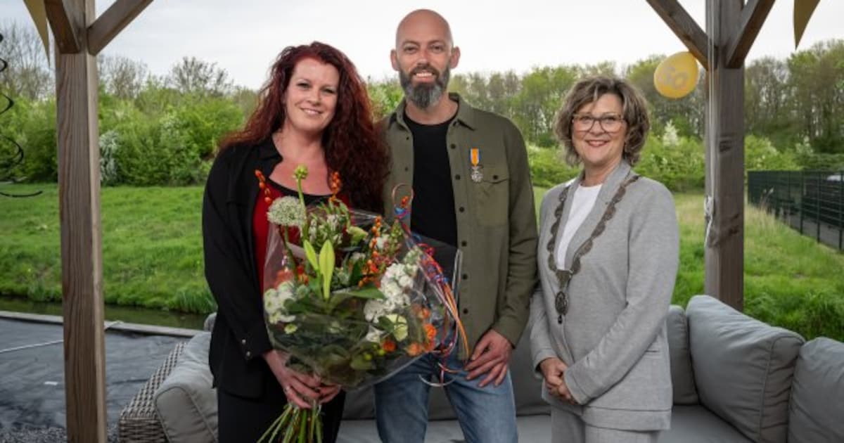Dennis Notenboom ontvangt koninklijke onderscheiding in Middelharnis voor inzet bij oorlogsstichting