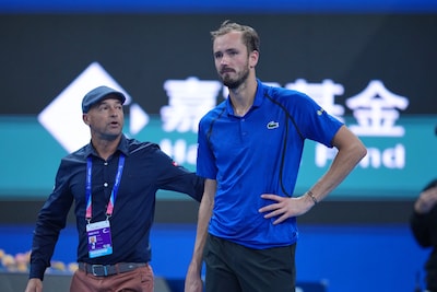 Daniil Medvedev slaat bal tegen toeschouwer en wordt gediskwalificeerd: Novak Djokovic naar finale in Beijing