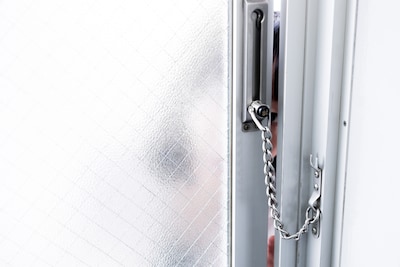 Babbeltruc in Zwolle: gouden sieraden van 98-jarige vrouw gestolen met behulp van bos bloemen