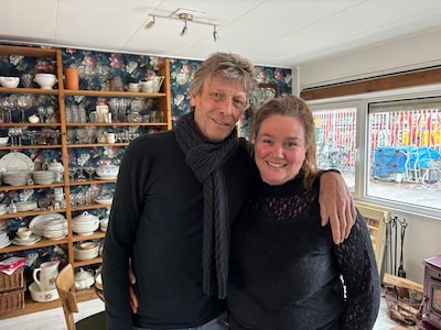 Jan Cees en Tessa verkopen servies van minimaal 65 jaar oud: ‘Onze garagedeur kon nog net dicht’