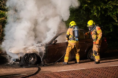 Geparkeerde auto vliegt in brand in Arnhem, wagen total loss
