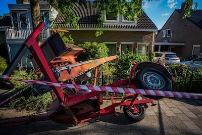 Verhuislift valt door raam van woning in Eindhoven: veel schade, straat afgezet
