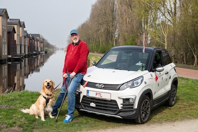 Brommobiel is Leenderts grote trots: samen met hond Ollie crosst hij er heel Nederland mee door