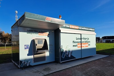 Deze statiegeldautomaat in Almelo slikt al je flesjes en blikjes tegelijk