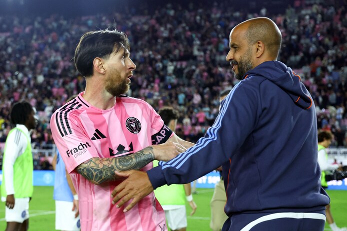 inter-miami-aanvoerder-lionel-messi-links-en-pascal-jansen-trainer-van-new-york-city-fc-na-afloop-van-het-duel-in-fort-lauderdale