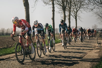 Eerst harde klap op het asfalt, daarna nóg een klap: ploeg van wielrenner Jelle Weierink (20) stopt