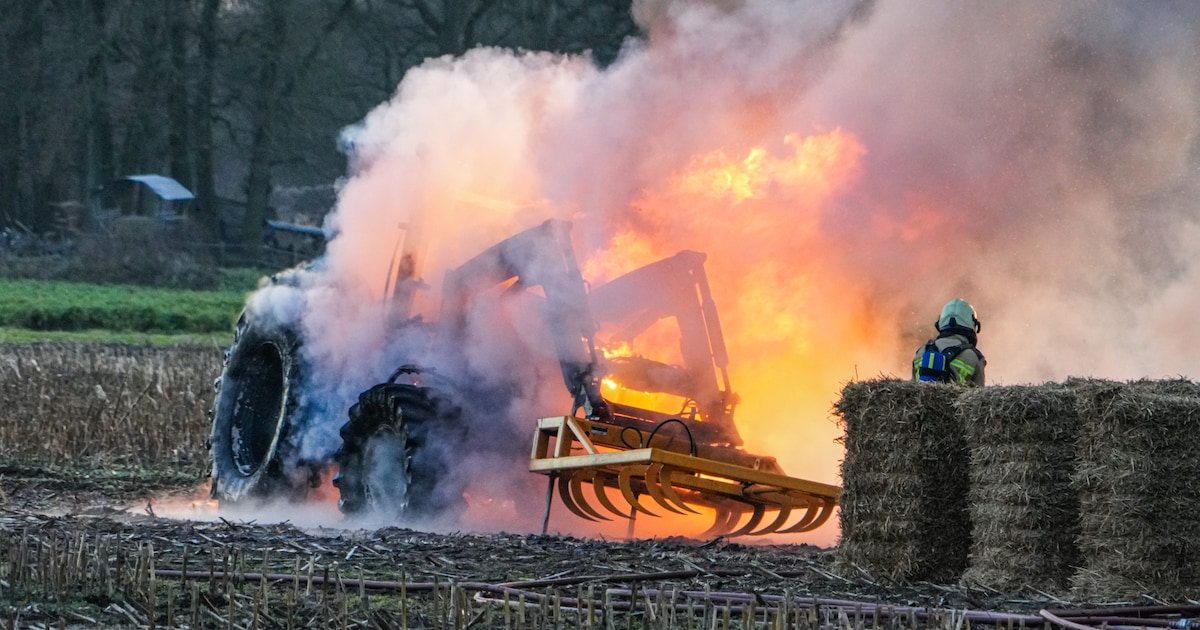 Tractor gaat in vlammen op tijdens werkzaamheden op het land in Coevorden