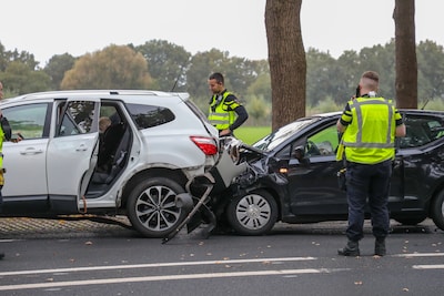 Flinke aanrijding op N224 in De Klomp: één gewonde