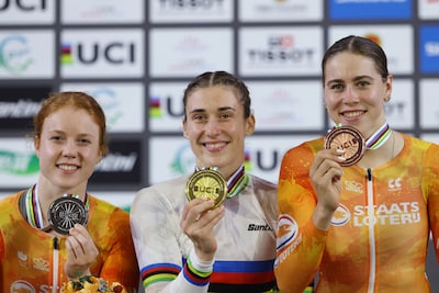 Hetty van de Wouw raakt wereldtitel op kilometer-tijdrit kwijt en pakt zilver, brons voor WK-debutante