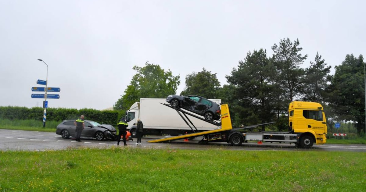 Twee auto's zwaar beschadigd na botsing aan Oude Rijksweg in Krabbendijke