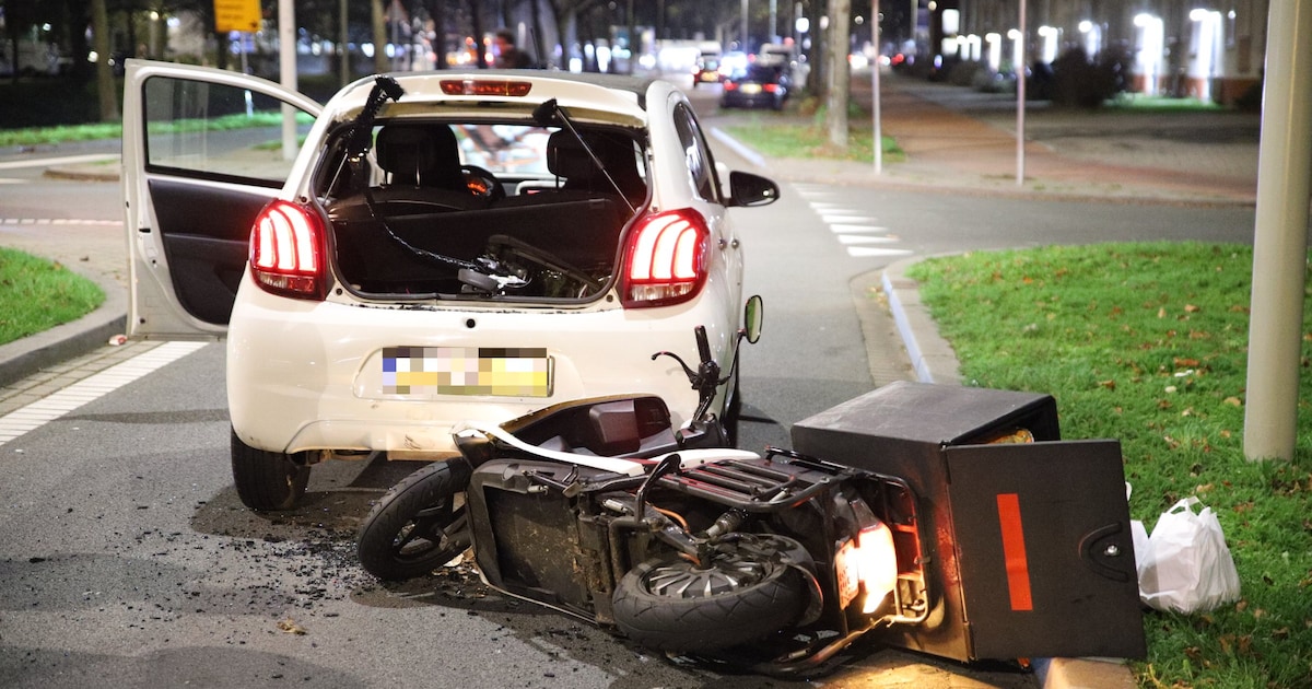 Maaltijdbezorger knalt op automobilist in Den Haag