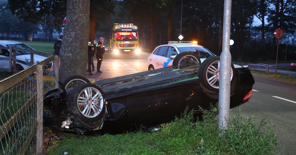 Eén gewonde na botsing tussen twee auto's in Kootwijkerbroek
